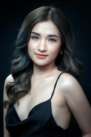 色愁久久久人愁久下一句怎么接